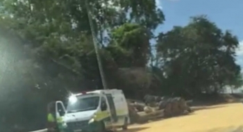 Caminhão carregado com milho tomba na BR-414 e trânsito é interrompido, em Anápolis